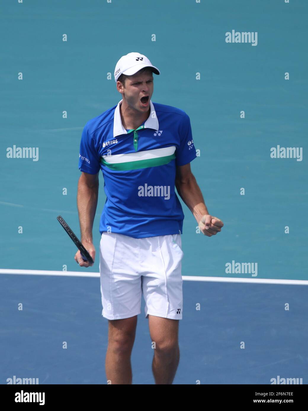 MIAMI GARDENS, FL - 01. APRIL: (KEINE VERKÄUFE AN NEW YORK POST) Hubert Hurkacz aus Polen besiegt Stefanos Tsitsipas aus Griechenland am 11. Tag der Miami Open am 1. April 2021 im Hard Rock Stadium in Miami Gardens, Florida Menschen: Hubert Hurkacz Quelle: Hoo-Me / MediaPunch Stockfoto