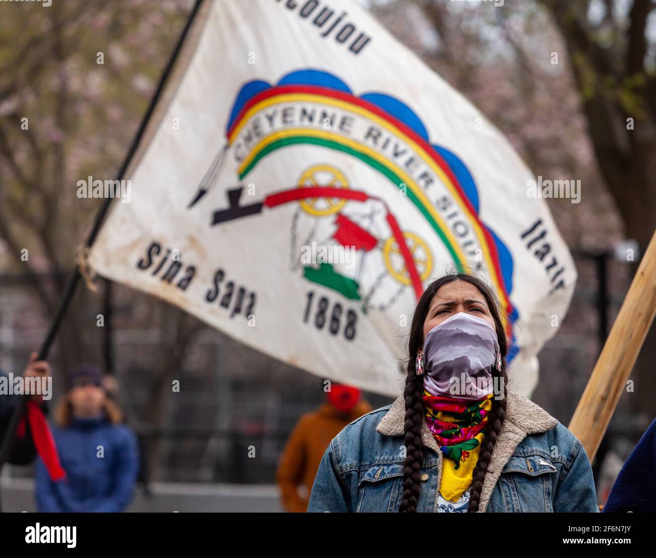 Washington, DC, USA, 1. April 2021. Im Bild: Tara Houska steht vor einer Sioux-Flagge des Cheyenne River vor dem Weißen Haus bei einer Kundgebung indigener Jugendlicher gegen die Dakota Access Pipeline und Line 3 Pipeline. Kredit: Allison C Bailey/Alamy Live Nachrichten Stockfoto