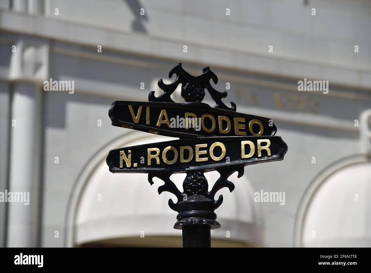 Straßenschild der berühmten Kreuzung der Via Rodeo und Rodeo Drive in Beverly Hills Kalifornien ein beliebter Selfie-Standort Stockfoto