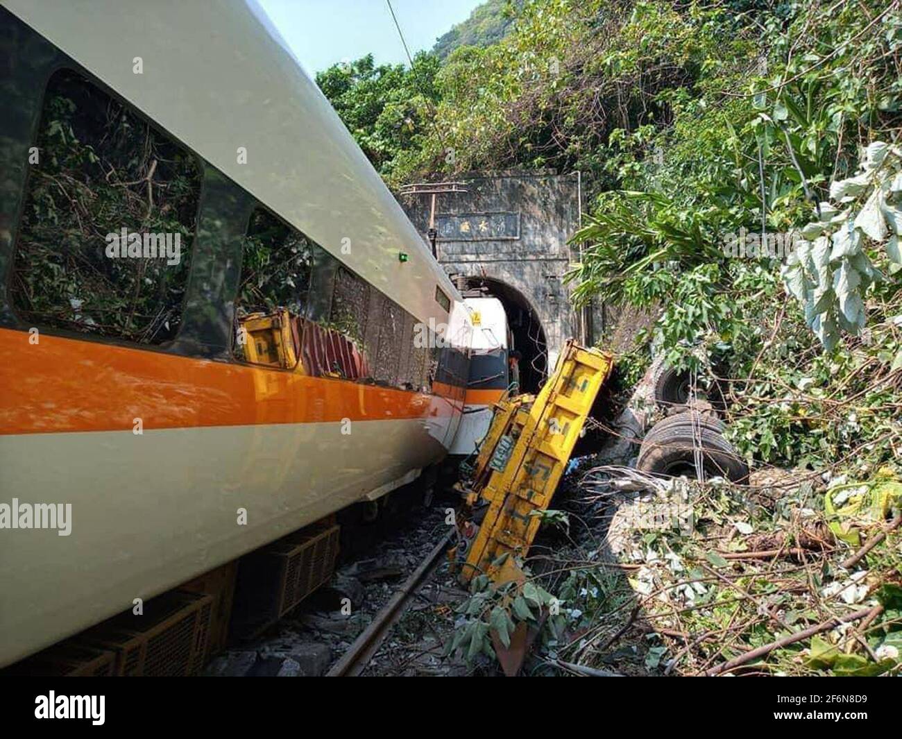 (210402) -- TAIPEI, 2. April 2021 (Xinhua) -- das Foto vom 2. April 2021 zeigt den Ort eines Eisenbahnentgleisens in Hualien, im südöstlichen Taiwan Chinas. Mindestens 40 Menschen werden nach Angaben der örtlichen Rettungskräfte nach dem Entgleisen eines Zuges in einem Tunnel im Osten Taiwans am Freitagmorgen zu Tode gefürchtet. Der Zug, der nach Taitung fuhr, kam von den Schienen in einem Tunnel in der Grafschaft Hualien, was dazu führte, dass einige Wagen die Wand des Tunnels trafen, sagten die Feuerbehörden in Hualien. Quelle: Xinhua/Alamy Live News Stockfoto