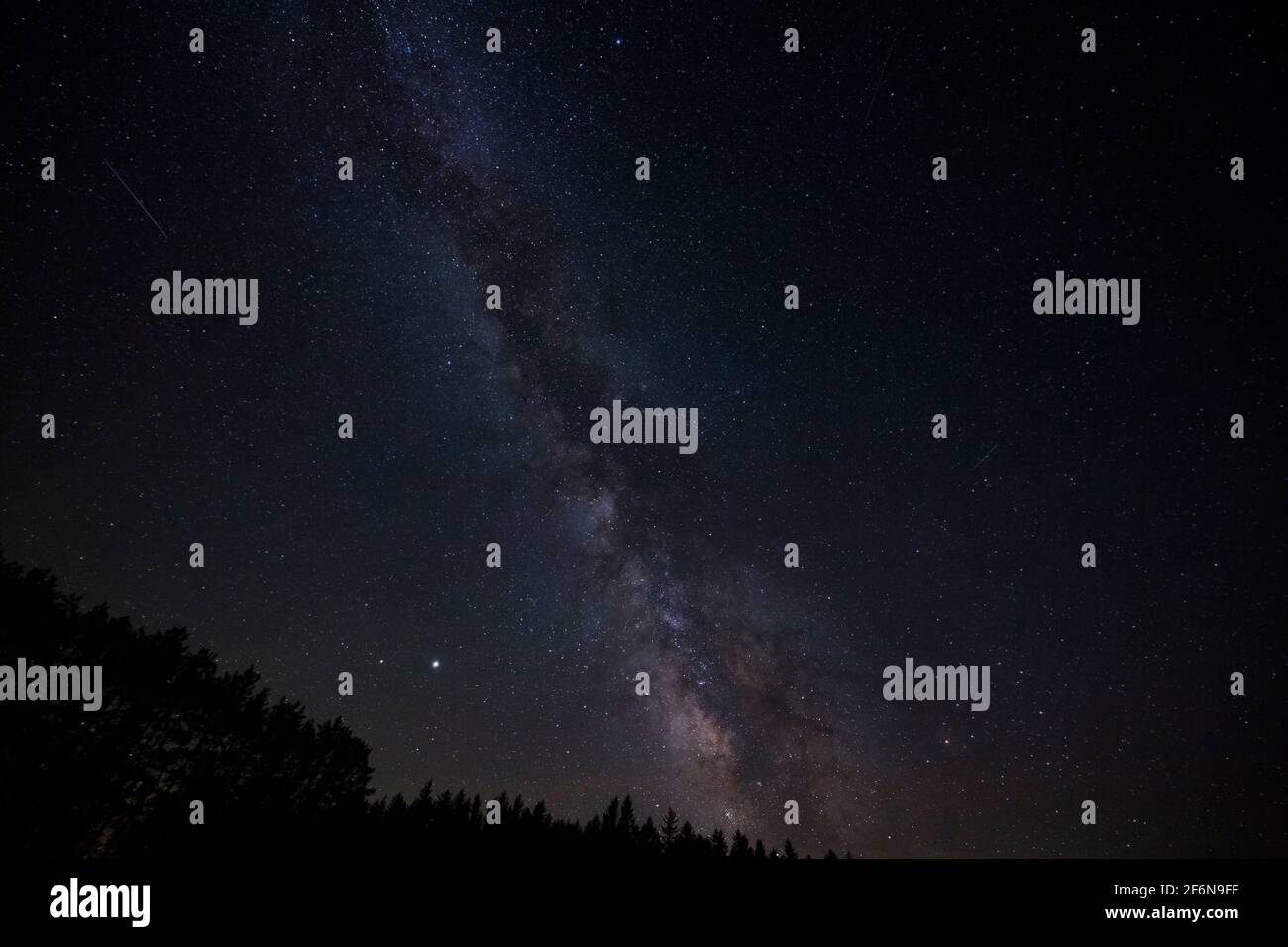 Die Milchstraße, Sternschnuppen und Planeten leuchten über dem Cherry Springs Dark Skies Park und dem Astrologie-Aussichtspunkt in COUDERSPORT, Pennsylvania. Stockfoto