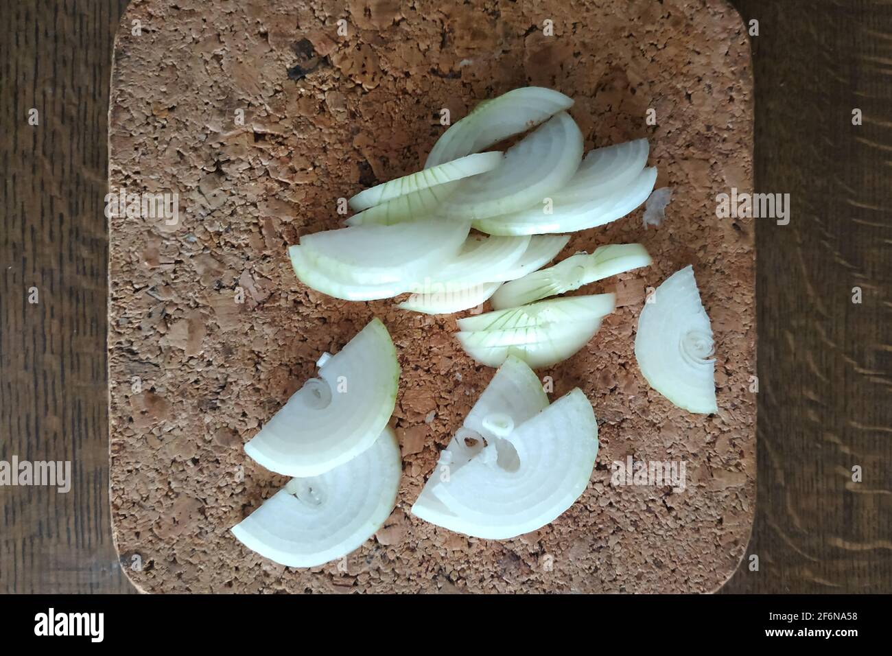 In halbe Ringe schneiden weiße Zwiebeln, gesundes und frisches Gemüse. Neu  Stockfotografie - Alamy