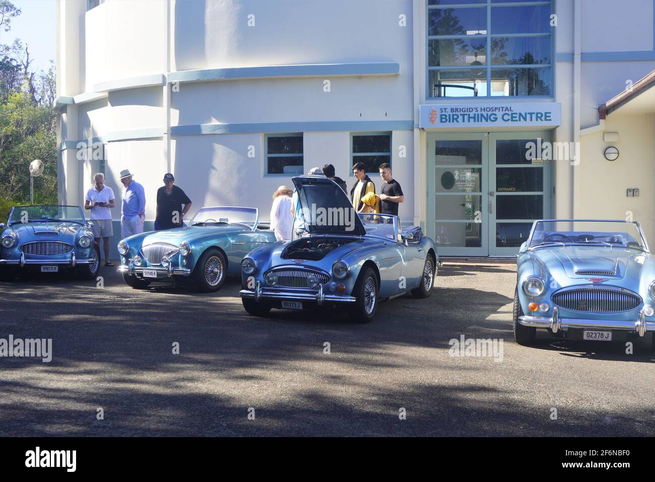 Austin-Healey Quadruplets vor einem Geburtszentrum Stockfoto