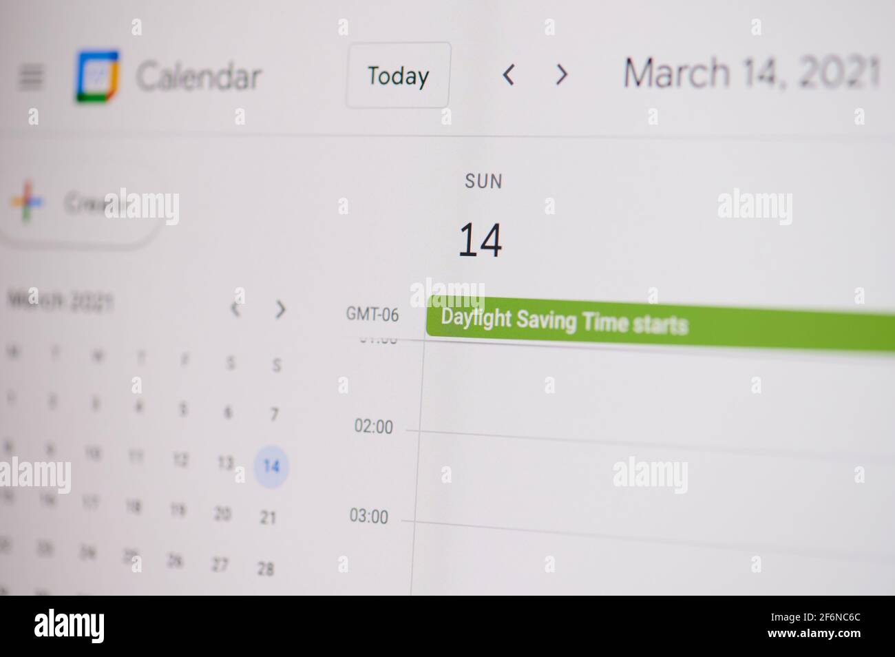 New york, USA - 17. Februar 2021: Sommerzeit 14. März auf google Kalender auf Laptop-Bildschirm Nahaufnahme. Stockfoto