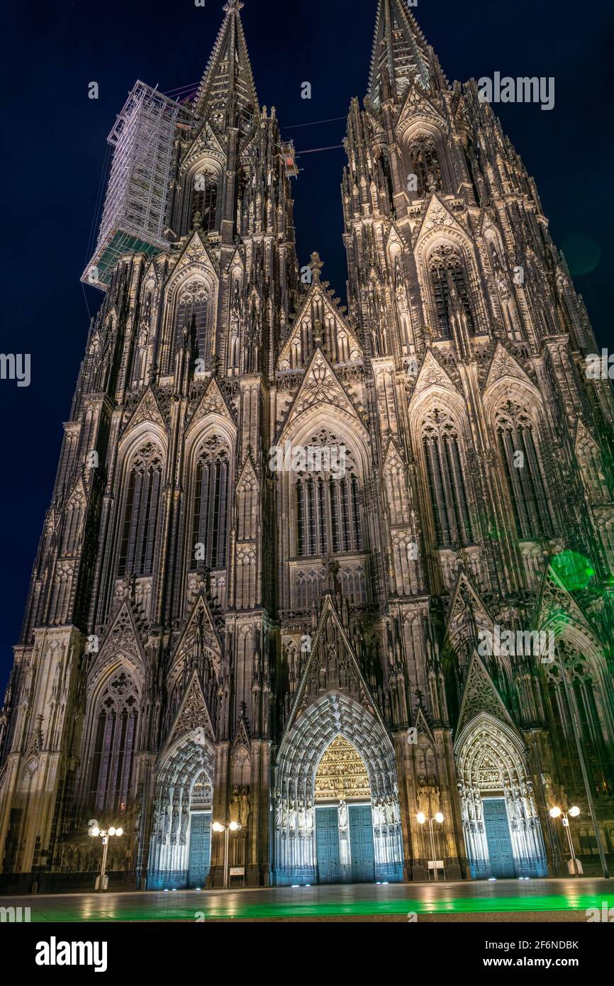 Fassade des Kölner Doms in der Nacht, Deutschland Stockfoto