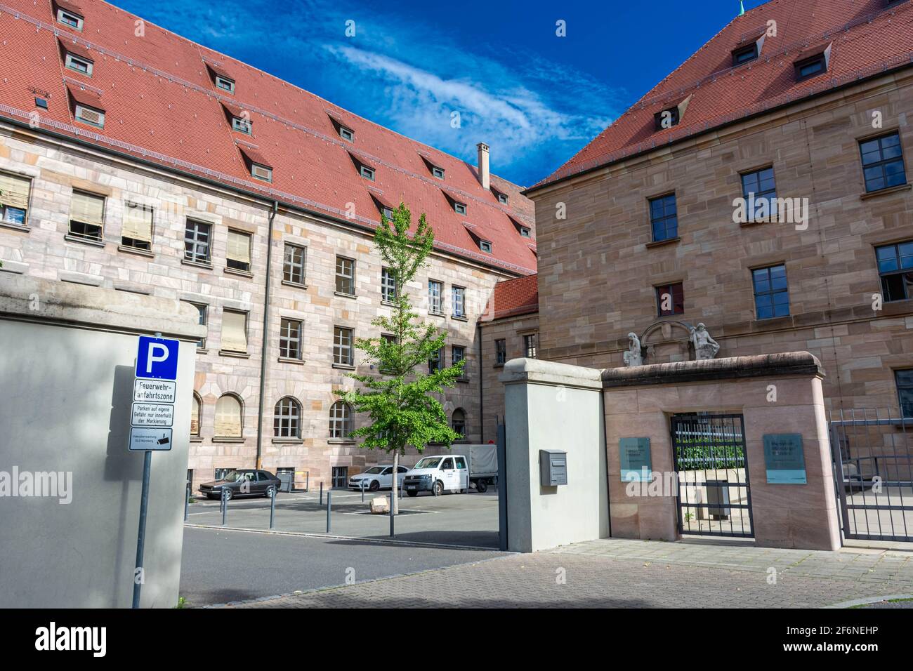 NÜRNBERG, 28. JULI 2020: Eingang zum Memorium Nurnberger Prozesse - die Gedenkstätte für die Nürnberger Prozesse in der Stadt Nürnberg, Deutschland. T Stockfoto