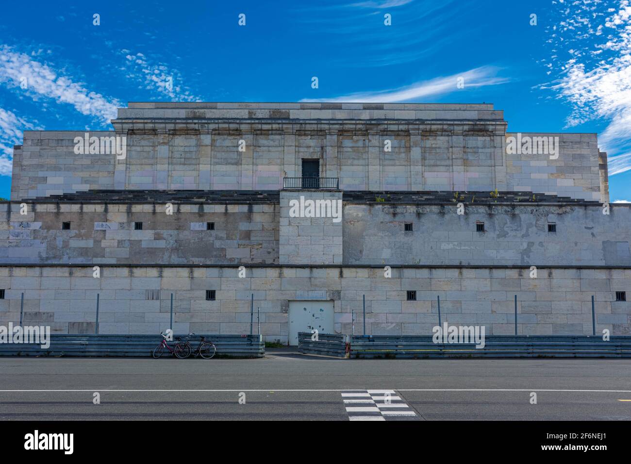 NÜRNBERG, 28. JULI 2020: Überreste der Zeppelinfeld-Tribüne in Nürnberg. Es ist die Tribüne, von der Adolf Hitler Spee machte Stockfoto