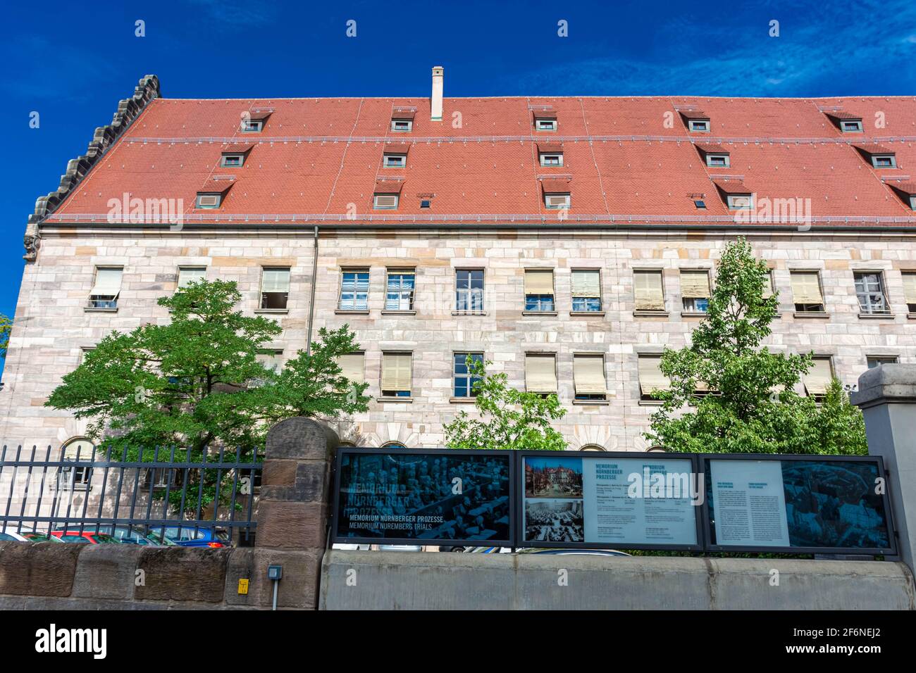 NÜRNBERG, 28. JULI 2020: Eingang zum Memorium Nurnberger Prozesse - die Gedenkstätte für die Nürnberger Prozesse in der Stadt Nürnberg, Deutschland. T Stockfoto