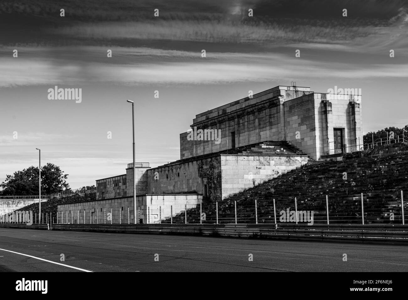 NÜRNBERG, 28. JULI 2020: Überreste der Zeppelinfeld-Tribüne in Nürnberg. Es ist die Tribüne, von der Adolf Hitler Spee machte Stockfoto