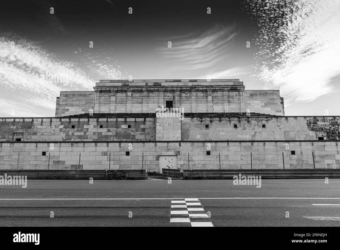NÜRNBERG, 28. JULI 2020: Überreste der Zeppelinfeld-Tribüne in Nürnberg. Es ist die Tribüne, von der Adolf Hitler Spee machte Stockfoto