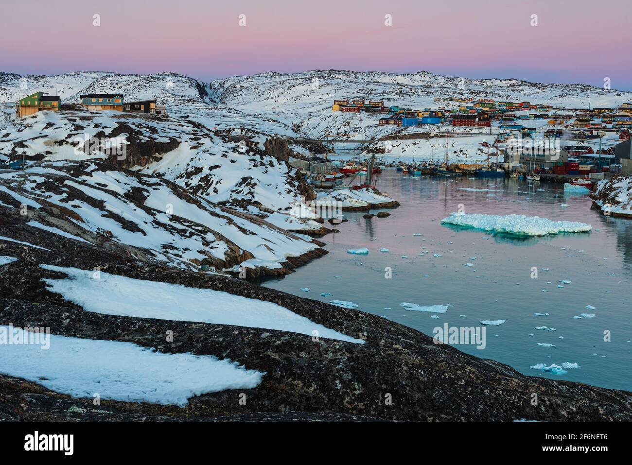 Morgenlicht am Hafen und Dorf Ilulissat Stockfoto