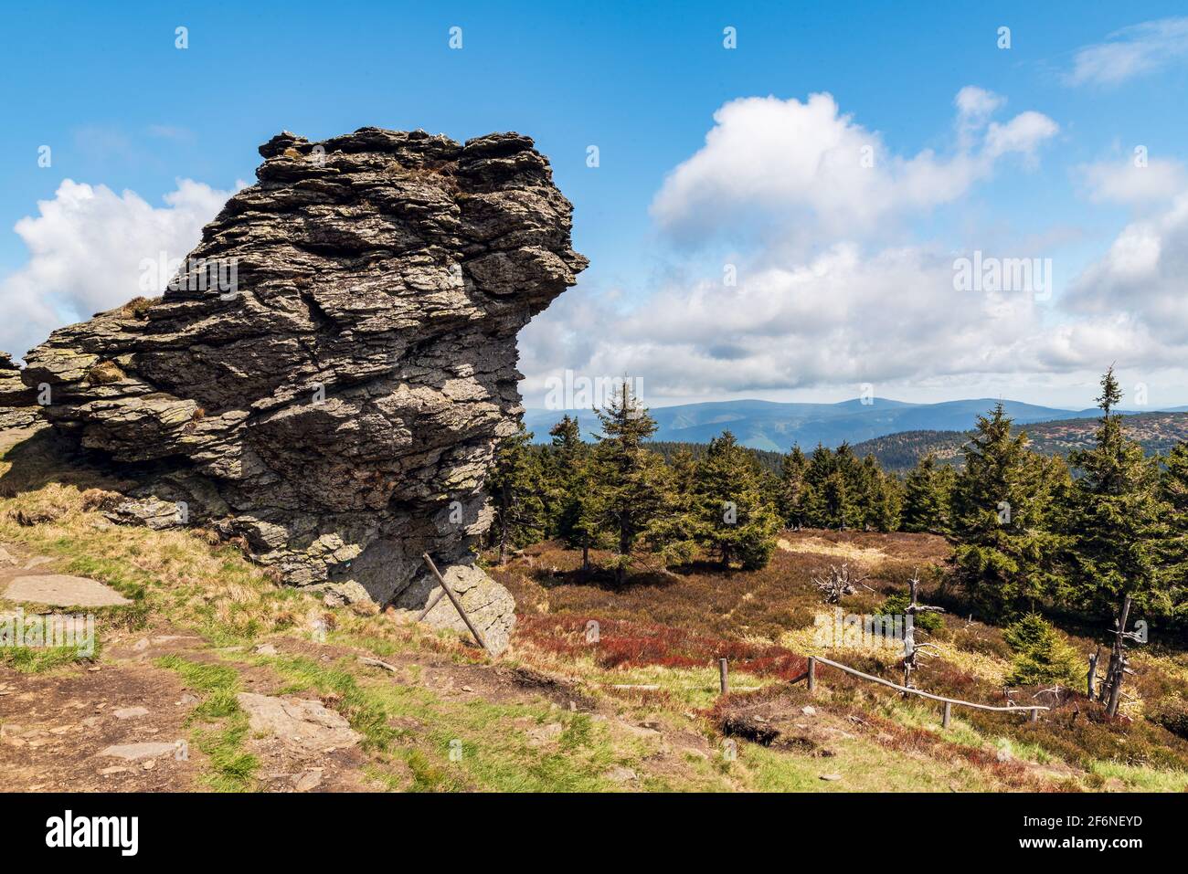 Der nächste Cervena hora Hügel und Medvedska hornatina Bergrücken von Vozka-Gipfel mit isoliertem Felsen in den Jeseniky-Bergen in Tschechische republik Stockfoto