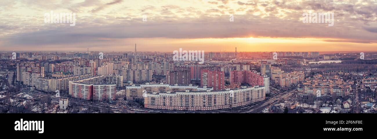 Städtische Skyline mit großem Panoramablick auf das Wohnviertel. Industrielle Landschaft bei Sonnenuntergang in Sankt Petersburg, Russland. Warmfarbiger Bildton Stockfoto