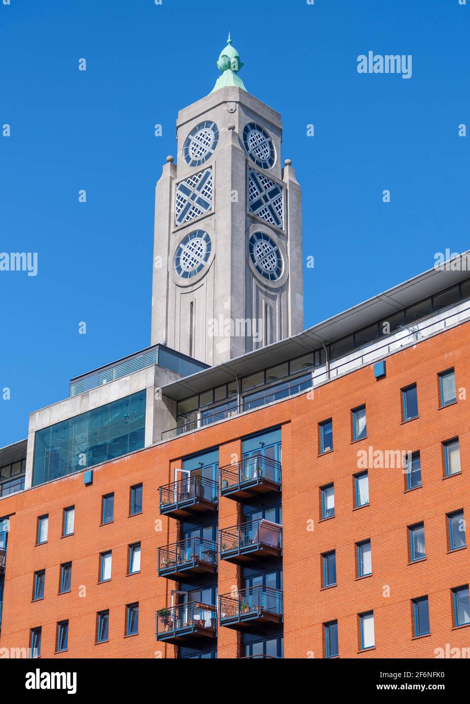 Der OXO-Turm ist ein Art-Deco-Umbau eines ehemaligen Kraftwerks aus den 1920er Jahren, das heute in Apartments, Galerien, Bars und ein Wahrzeichen-Restaurant umgewandelt wurde. Stockfoto