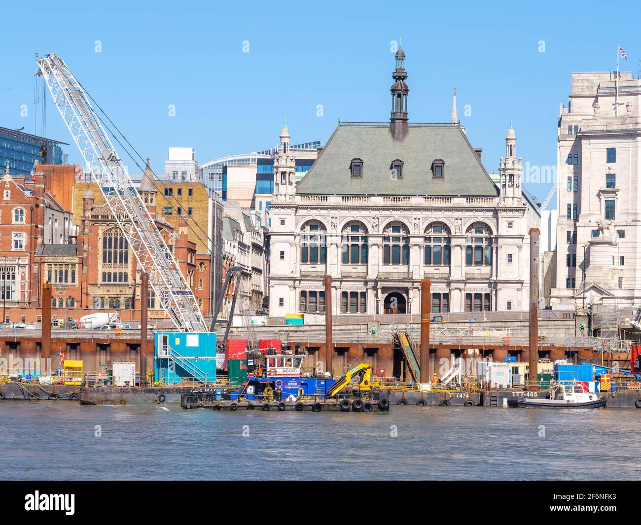 M.P.V. Shake Dog, ein Schiffsbauschiff, bereitet sich auf die Andockstelle an der Thames Tideway Works in Blackfriars, London, alias the 'Super Sewer' vor Stockfoto