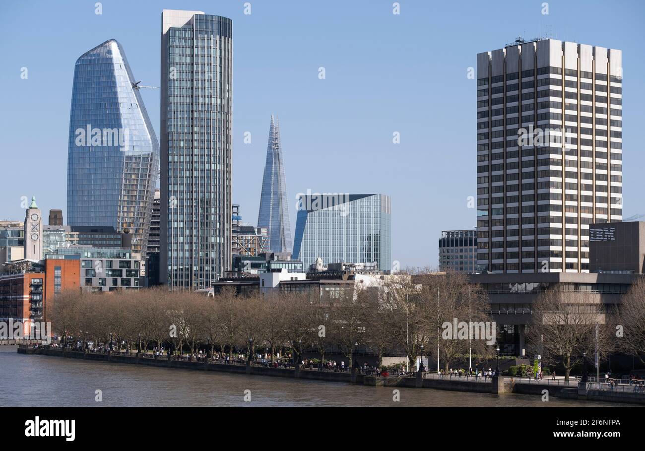 London Skyline von der Waterloo Bridge nach Blackfriars mit IBM Building, Southbank Tower, One Blackfriars, Oxo Tower und dem Shard in der Ferne. Stockfoto