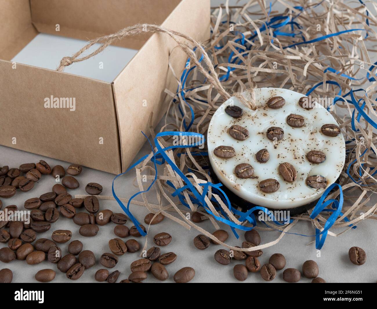 Verpackung handgemachte Kaffeeseife als Souvenir zum Schenken oder gut für den späteren Verkauf. Beauty-Produkt Stockfoto