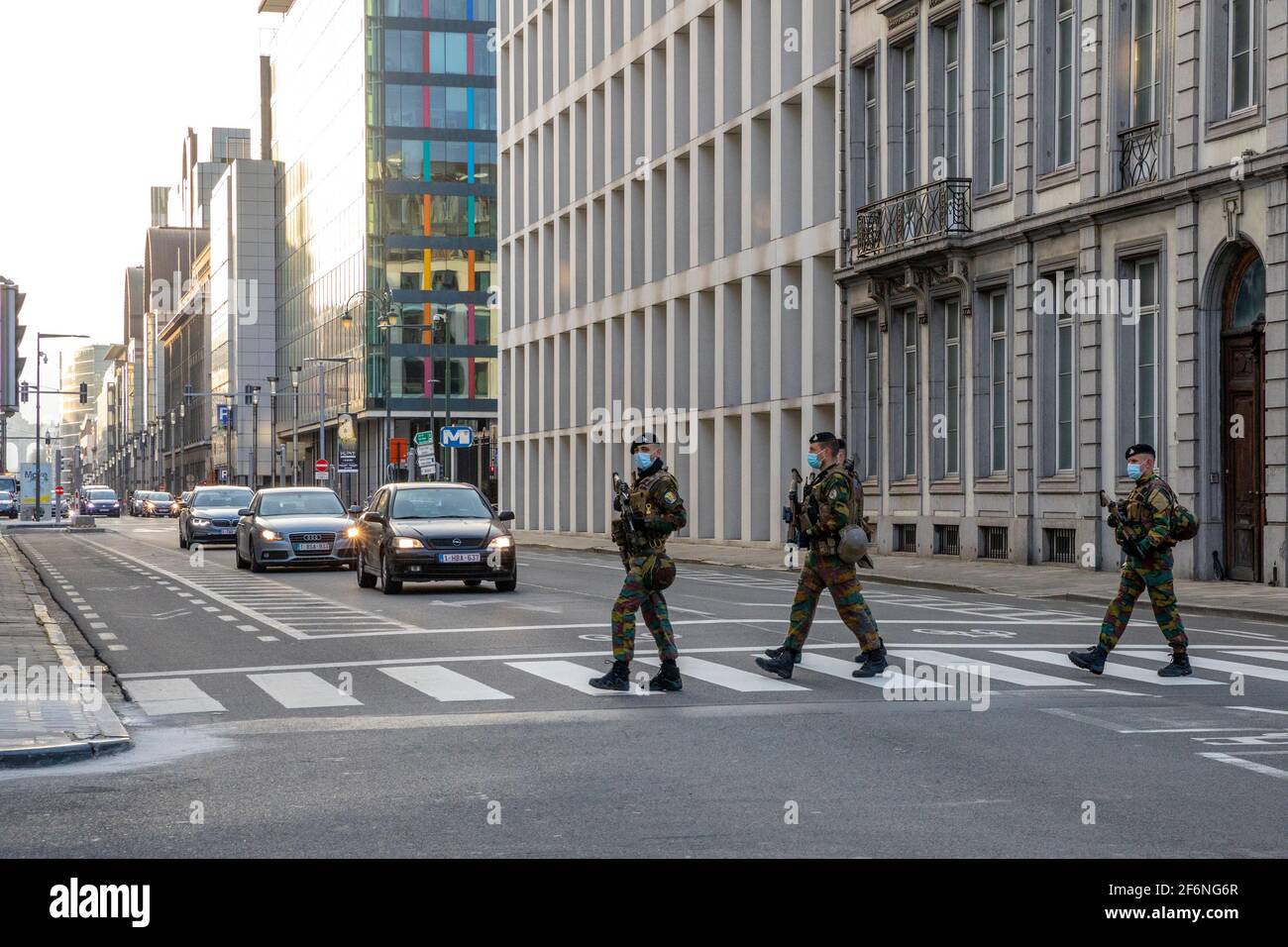 Drei Soldaten überqueren die Straße in der Wetstraat - Rue de la Loi, im Vorfeld eines Kern-Treffens, einem Treffen mit eingeschränkten Ministern in Brüssel am Freitag, dem 02. April Stockfoto