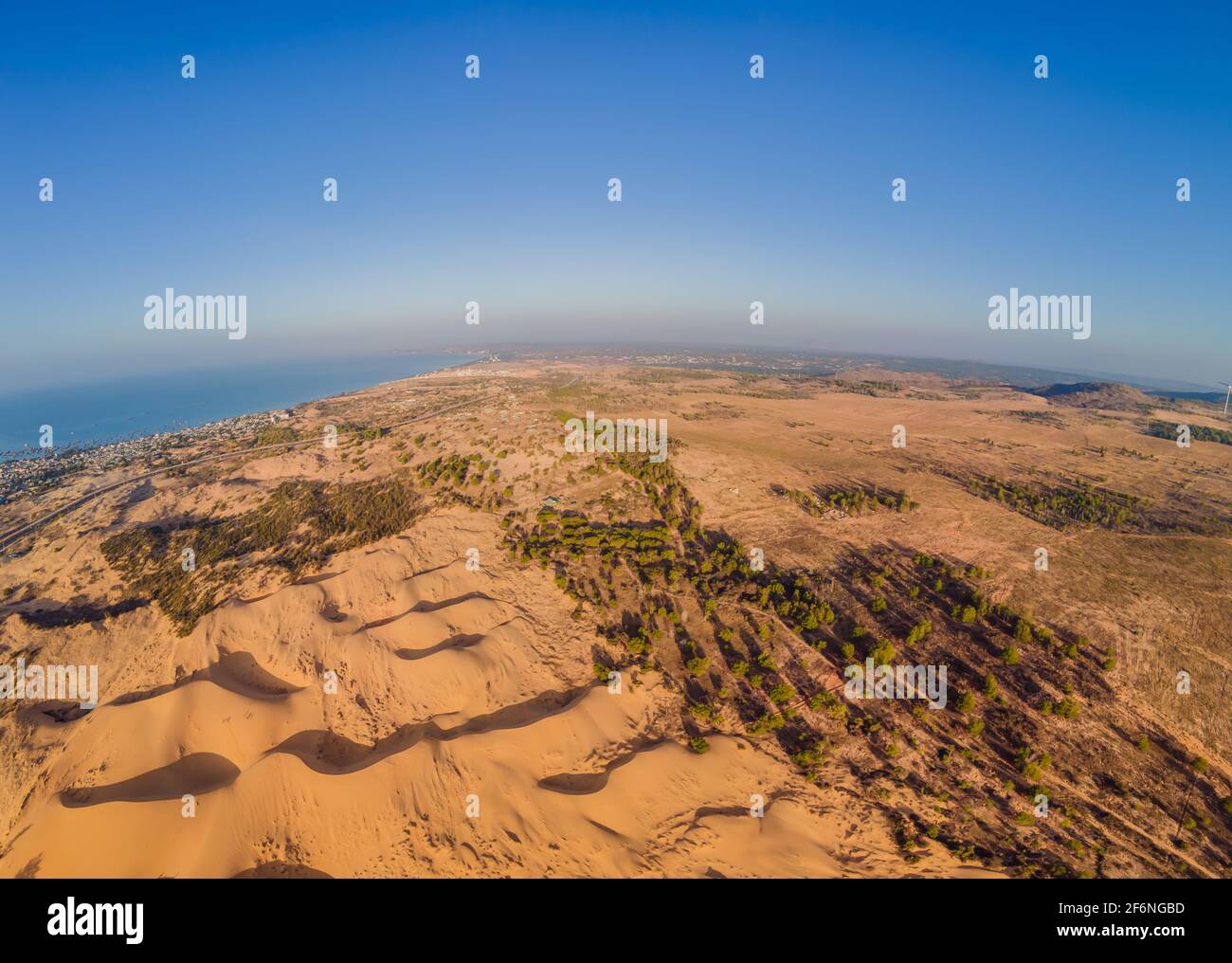 Wüste - Globale Erwärmung. Riesige Dünen der Wüste. Schöner Ort für Fotografen und Reisende. Schöne Strukturen von sandigen Barkhans Stockfoto