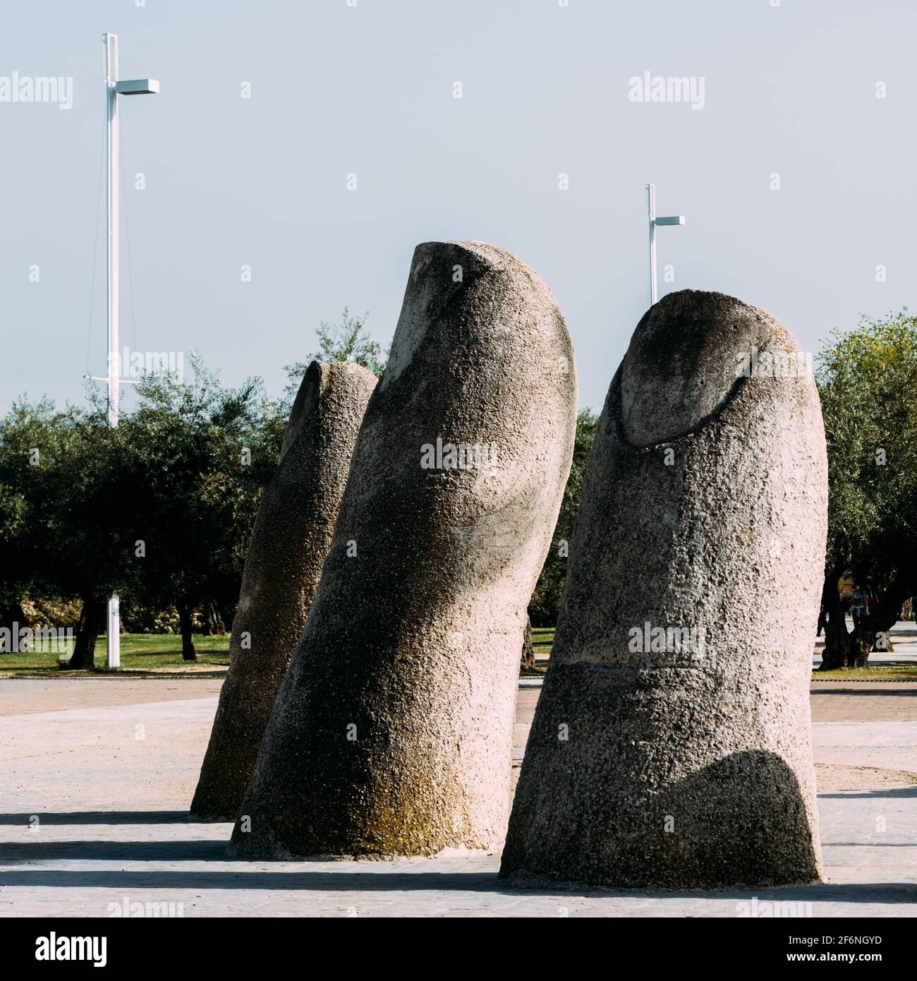 Dedos-Skulptur des chilenischen Künstlers Mario Irarrazabal, im Park Juan Carlos I in Madrid, Spanien Stockfoto