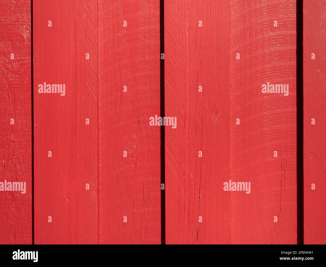 Rote Holzwand frisch gestrichen; hinterer Hintergrund Stockfoto