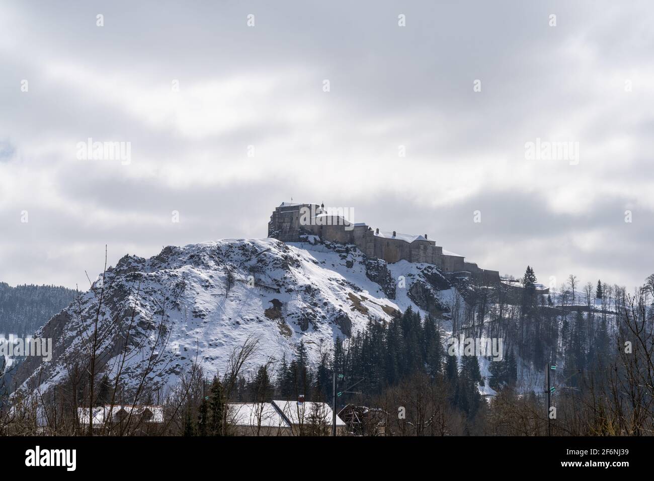 Ein Blick auf das Fort de Joux Schloss in der Berge des französischen Jura im Winter Stockfoto