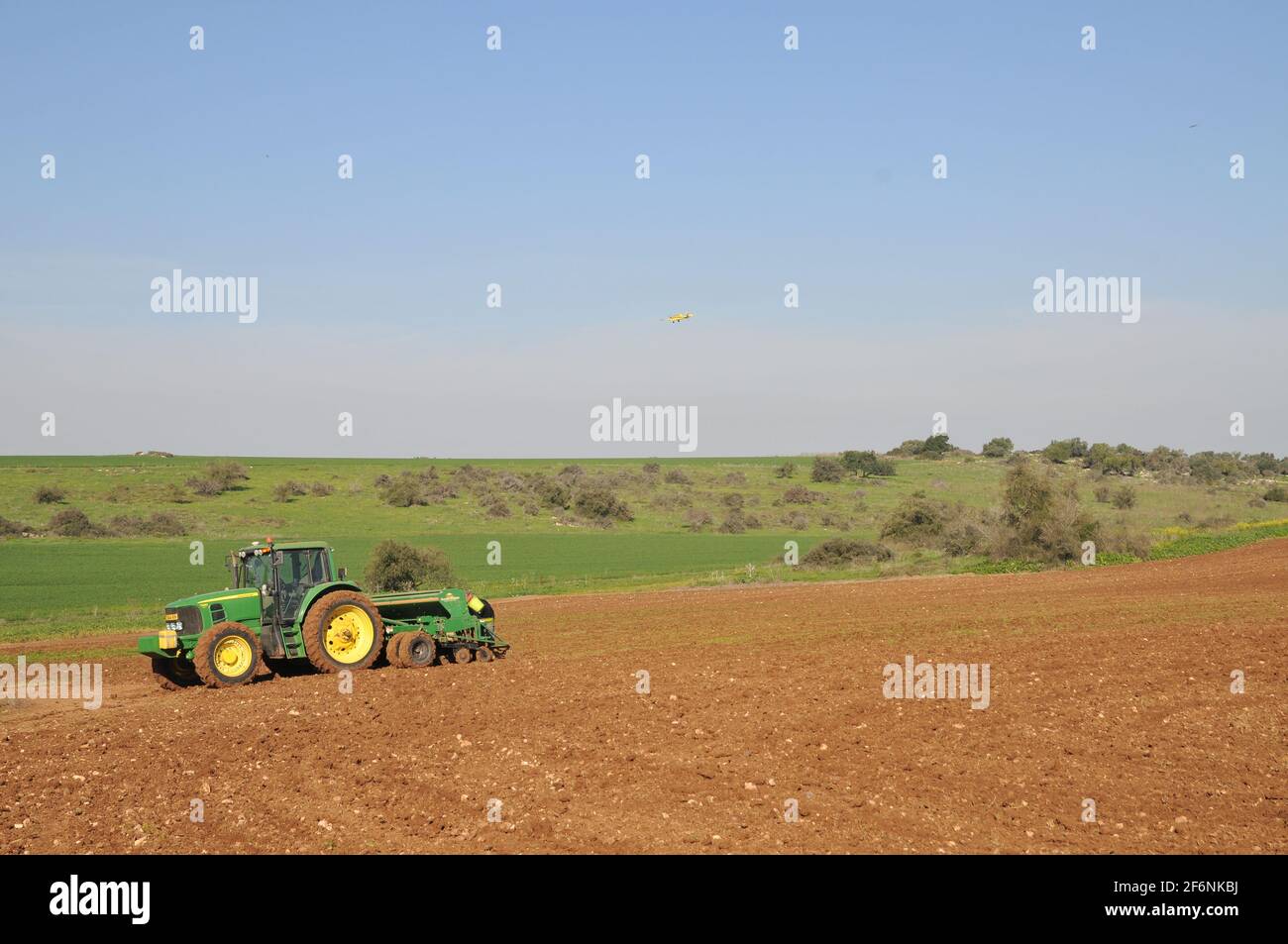 Ein Pflanzgefäß ist ein landwirtschaftlicher Anbaugerät, der normalerweise hinter einem Traktor geschleppt wird und Samen in Reihen auf einem Feld sät Stockfoto