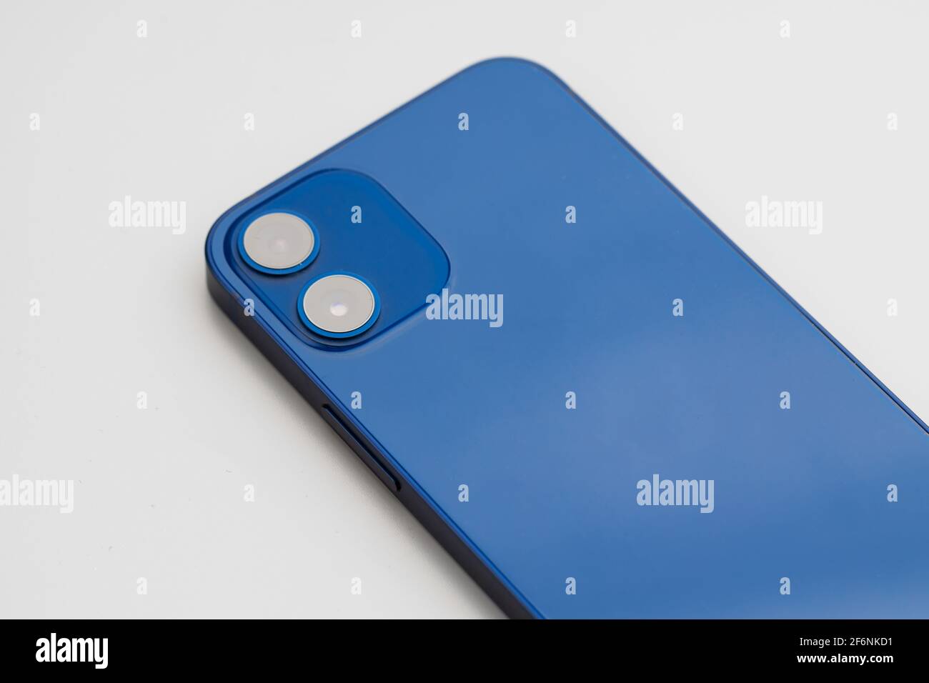 Blaues modernes Smartphone mit Doppelobjektiv-Kamera auf grauem Hintergrund Stockfoto