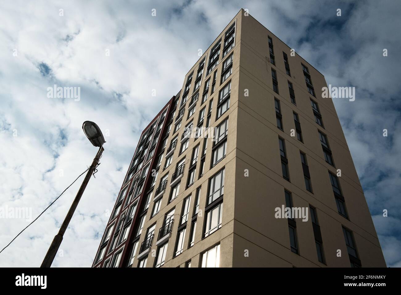 Hochmodernes Apartmentgebäude auf einem Hintergrund des wolkigen blauen Himmels in einem Wohnviertel der Stadt Lviv, Ukraine Stockfoto