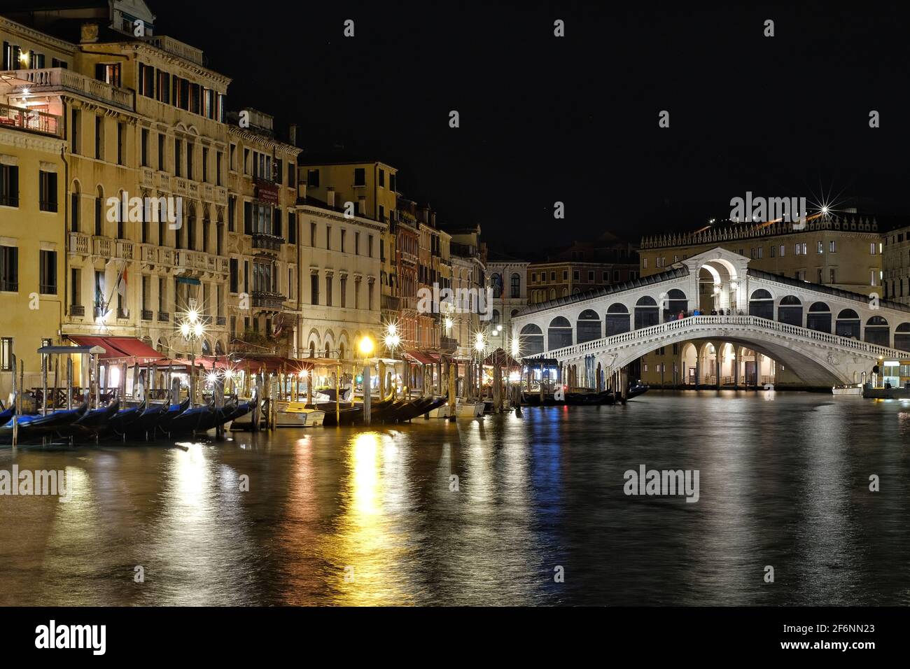 Venedig, Italien - 26. April 2019 : die schöne Rialtobrücke in Venedig bei Nacht Stockfoto