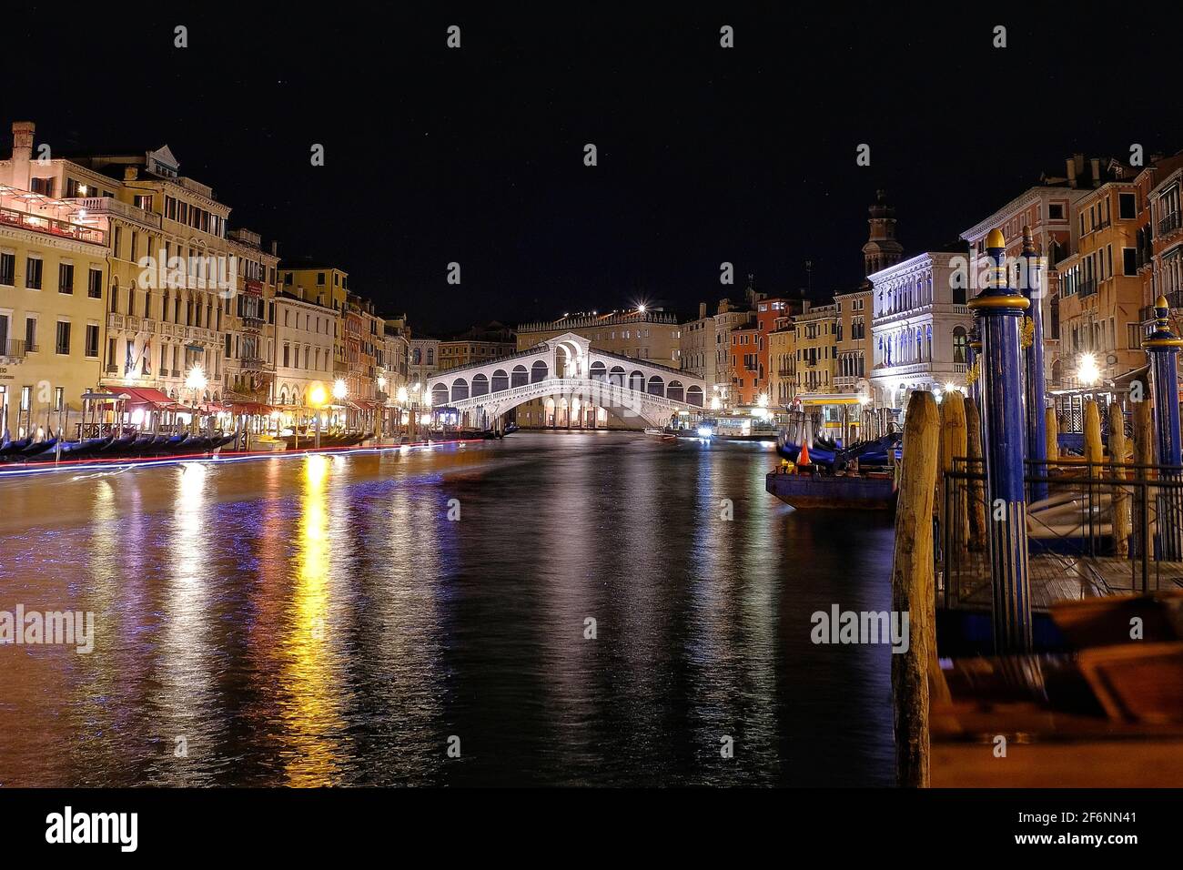 Die Rialtobrücke bei Nacht in Venedig Italien Stockfoto