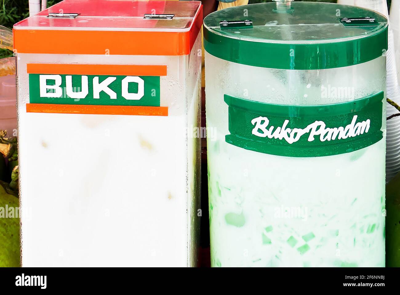 Nahaufnahme von philippinischem Kokosnusssaft, genannt BUKO Juice, gemischt mit Pandan-Geschmack, angeboten von Straßenverkäufern in Acrylglasbehältern Stockfoto
