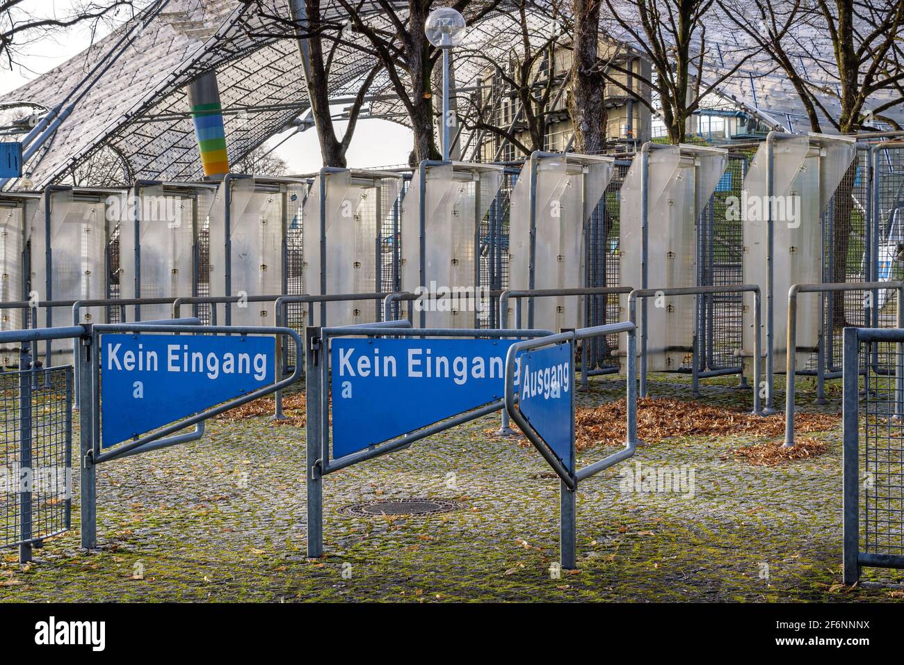 Alte vernachlässigte Ausfahrt, Olympiastadion München, Bayern, Deutschland, Europa Stockfoto