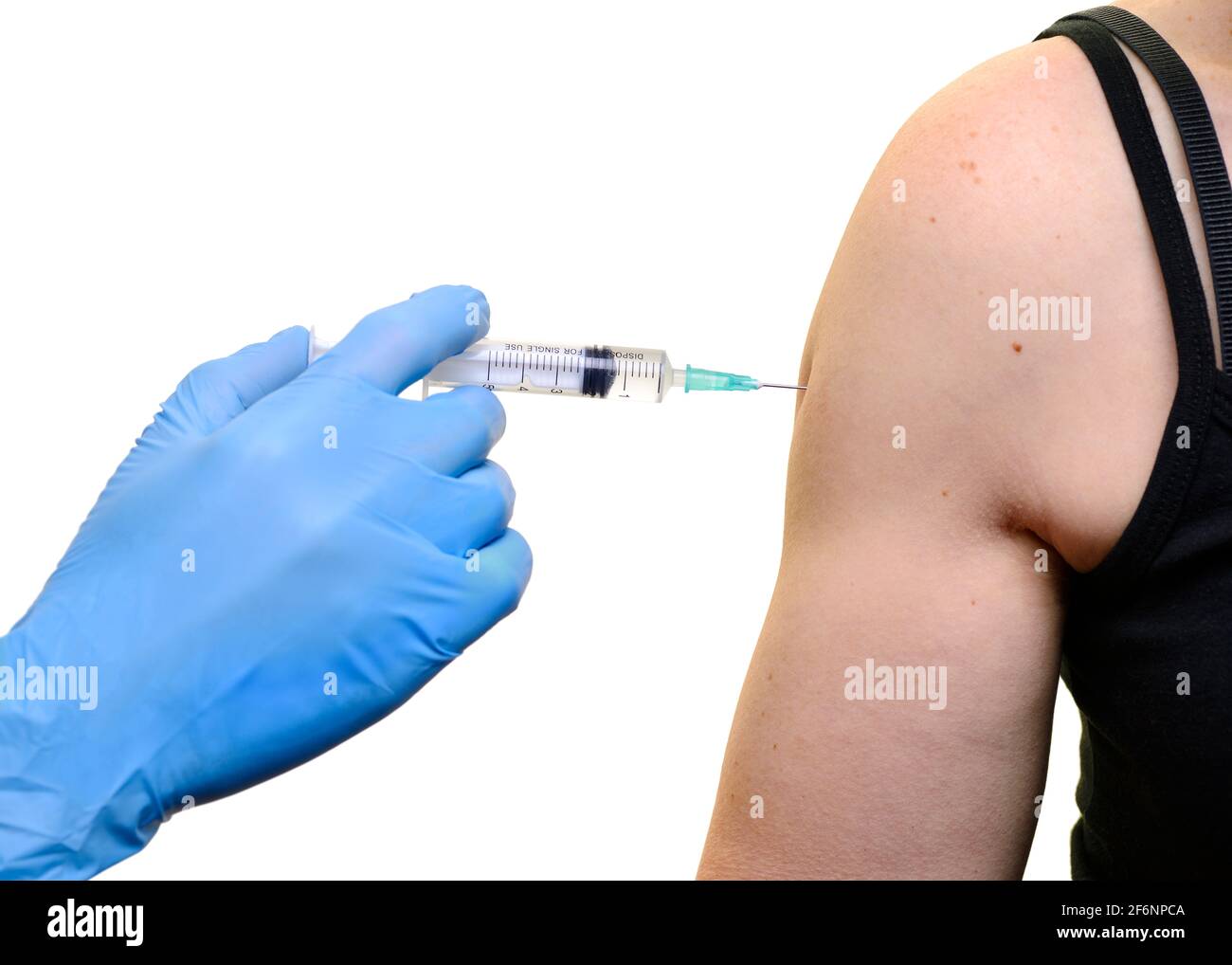 Junge Frau, die eine Injektion in ihrem Arm, Impfung, Jab, Coronavirus-Impfstoff Stockfoto