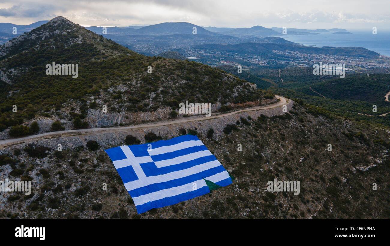 Riesige griechische Flagge auf Berg Ymmitos für die Feier der Der Tag der griechischen Unabhängigkeit Stockfoto