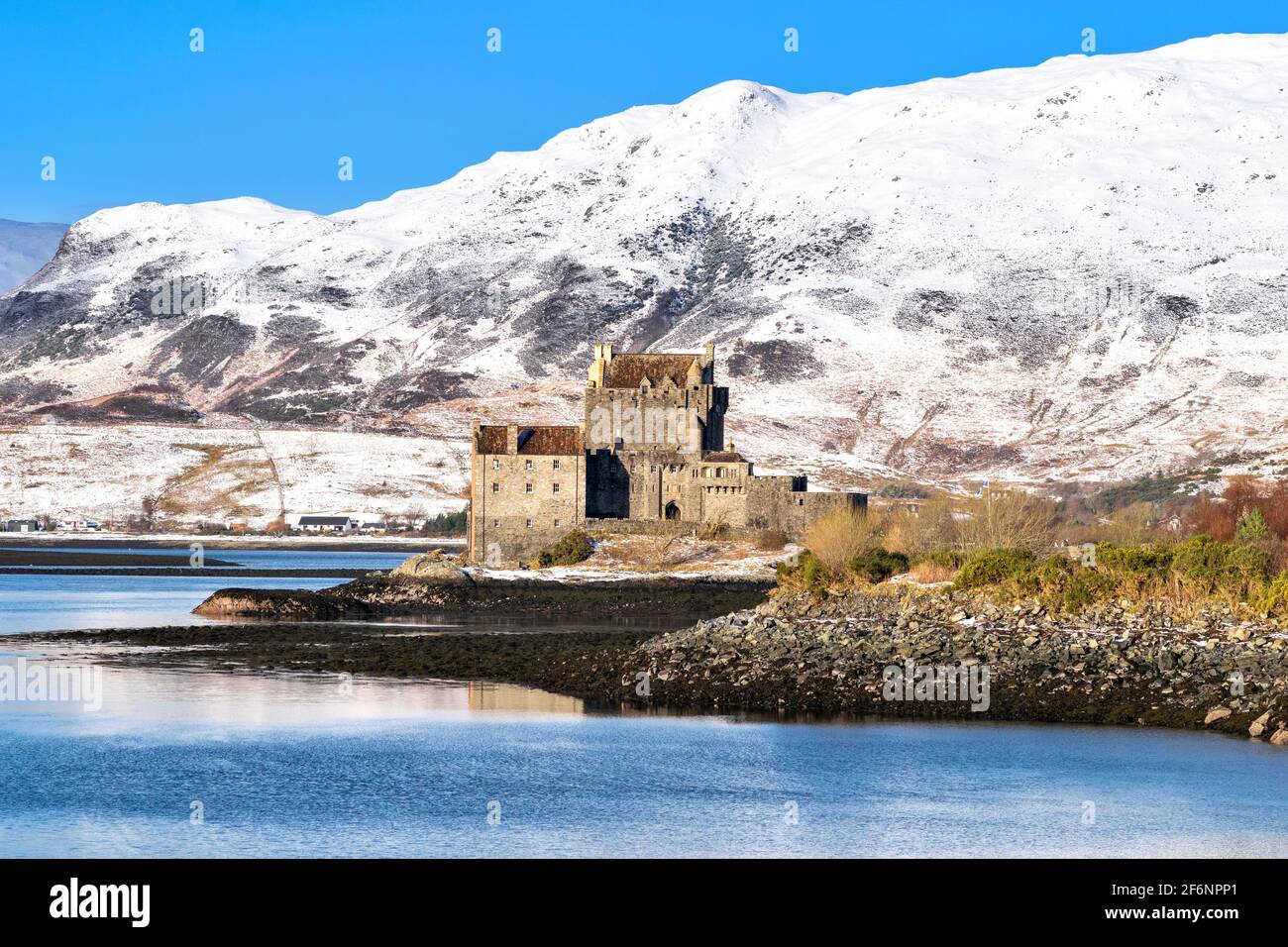 EILEAN DONAN CASTLE LOCH DUICH HIGHLAND SCHOTTLAND DAS SCHOTTISCHE SCHLOSS IM WINTER SCHNEE AUF DEN HÜGELN Stockfoto