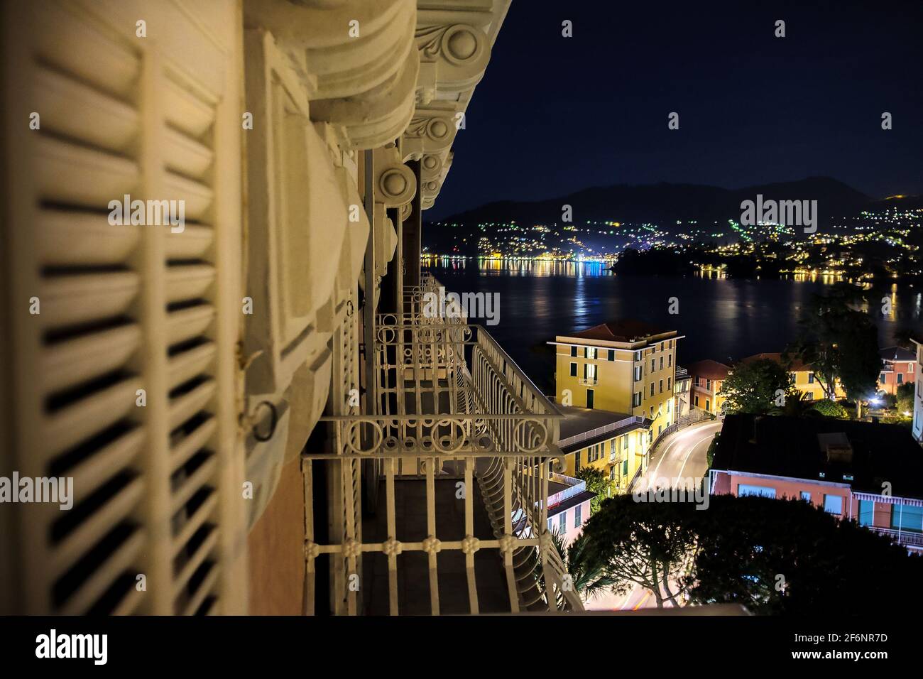 Nachts Blick aufs Meer bei Nacht an der italienischen Riviera von Portofino Balkon schöner Reisehintergrund mit Lichtern von Küstendorfhintergrund Stockfoto