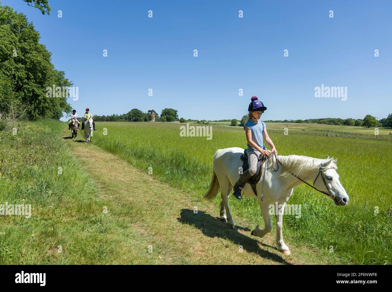BUCKINGHAM, Großbritannien - 25. Mai 2020. Mädchen, die auf einem Pony oder Pferd auf dem Land in der Nähe von Stowe House, Stowe, Buckinghamshire reitet Stockfoto
