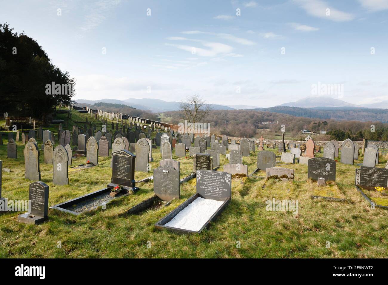 CONWY, WALES - 02. März 2012. Gräber auf einem Friedhof oder Friedhof in der Snowdonia-Landschaft. Capel Garmon, Wales Stockfoto