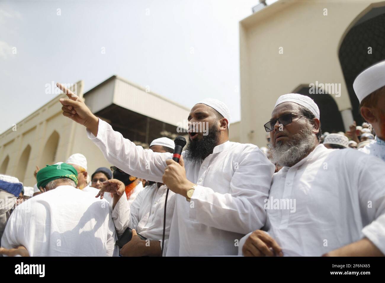 Hefajat-e-Islam veranstaltete am 2. April 2021 in Dhaka, Bangladesch, eine Demonstration vor der Baitul-Mukarram-Nationalmoschee, um gegen den Tod ihrer Aktivisten bei Zusammenstößen mit Gesetzeshütern zu protestieren. Foto von Kanti das Suvra/ABACAPRESS.COM Stockfoto