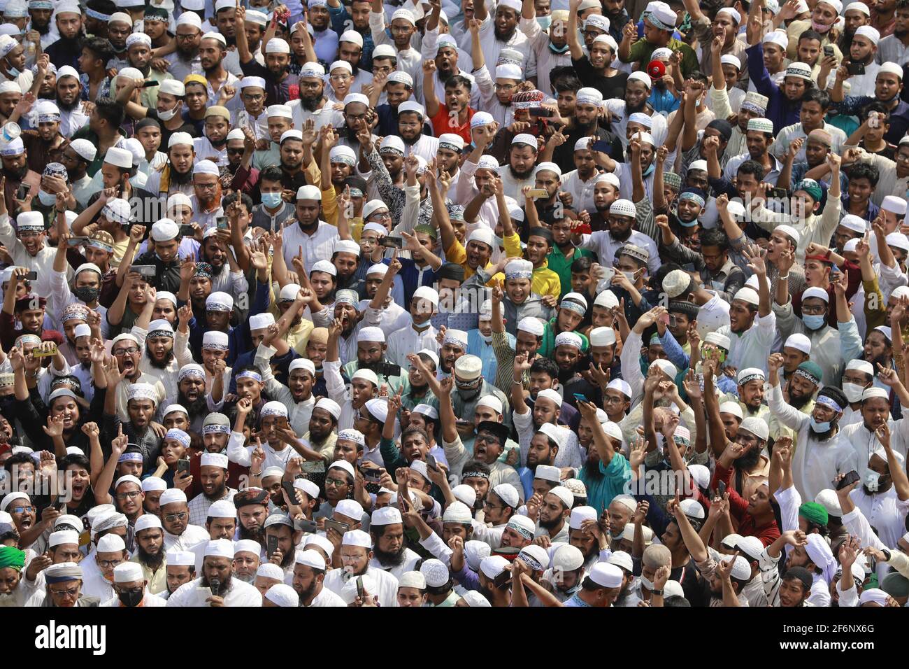 Anhänger von Hefajat-e-Islam Bangladesch rufen in Dhaka, Bangladesch, am 2. April 2021, in einer Demonstration vor der Baitul Mukarram National Moschee, gegen den Tod ihrer Aktivisten während der Zusammenstöße mit Gesetzeshütern. Foto von Kanti das Suvra/ABACAPRESS.COM Stockfoto