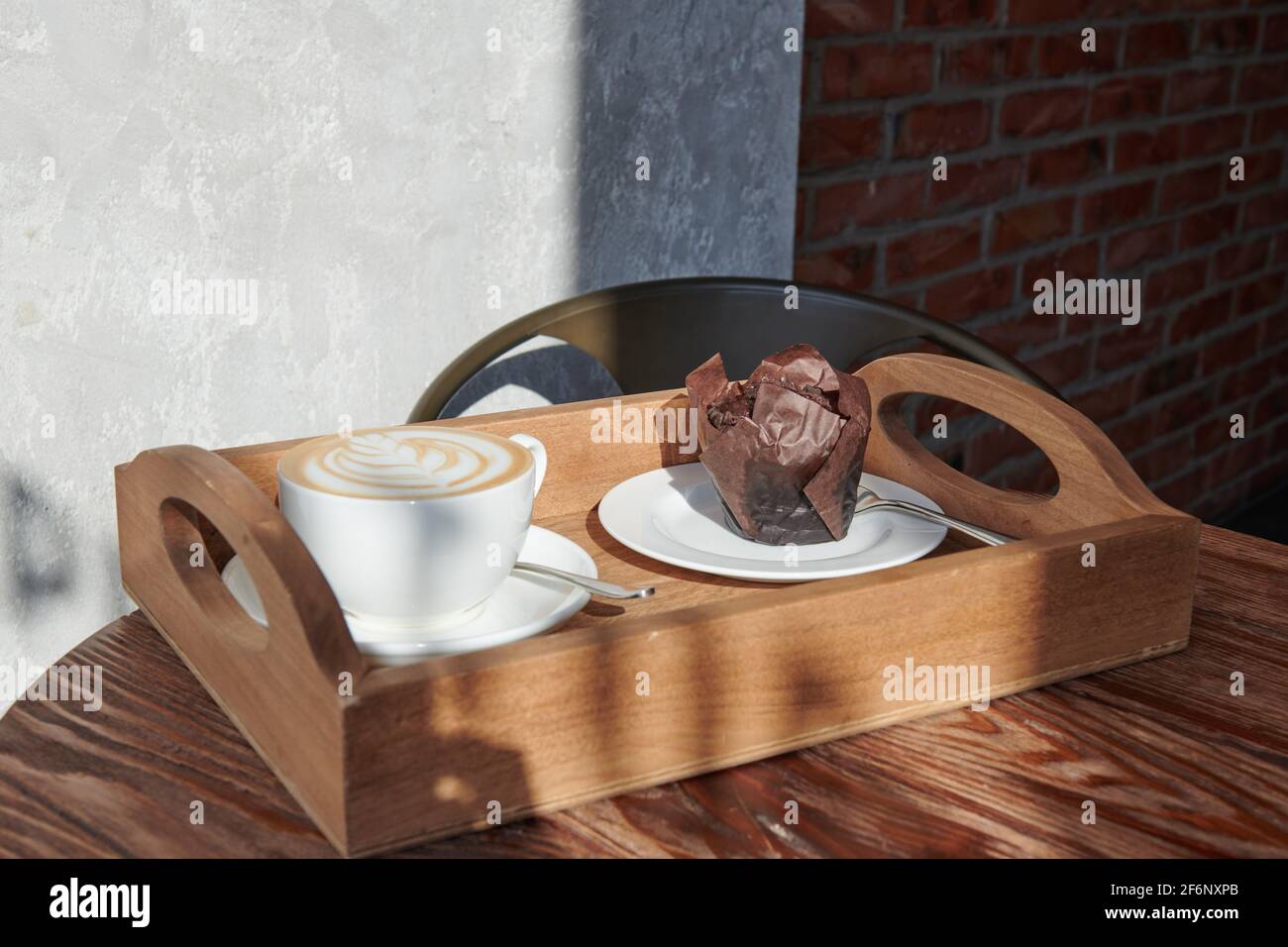 Ein Tablett mit einem Kuchen und einer Tasse Kaffee Stockfoto