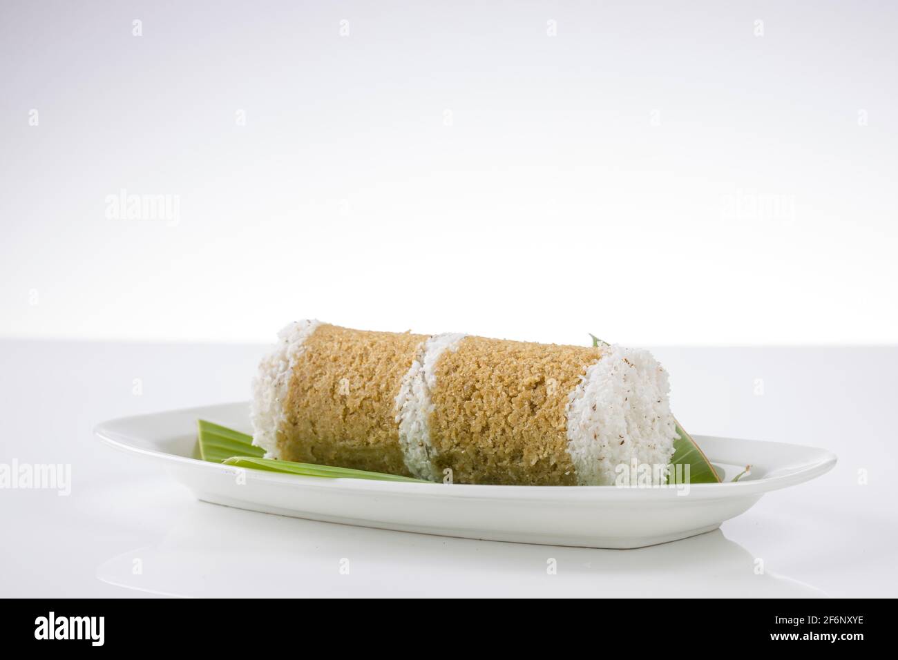 Kerala Breakfast Wheat puttu, gesunde gedünstete Lebensmittel, die das Hauptfrühstück Element der südindischen mit Weizenmehl gemacht ist. Stockfoto