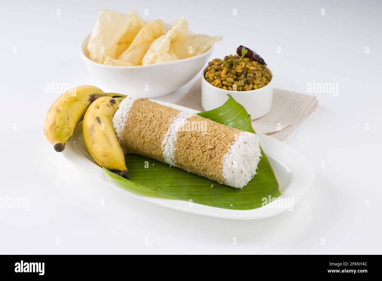 Kerala Breakfast Wheat puttu, gesunde gedünstete Lebensmittel, die das Hauptfrühstück Element der südindischen mit Weizenmehl gemacht ist. Stockfoto