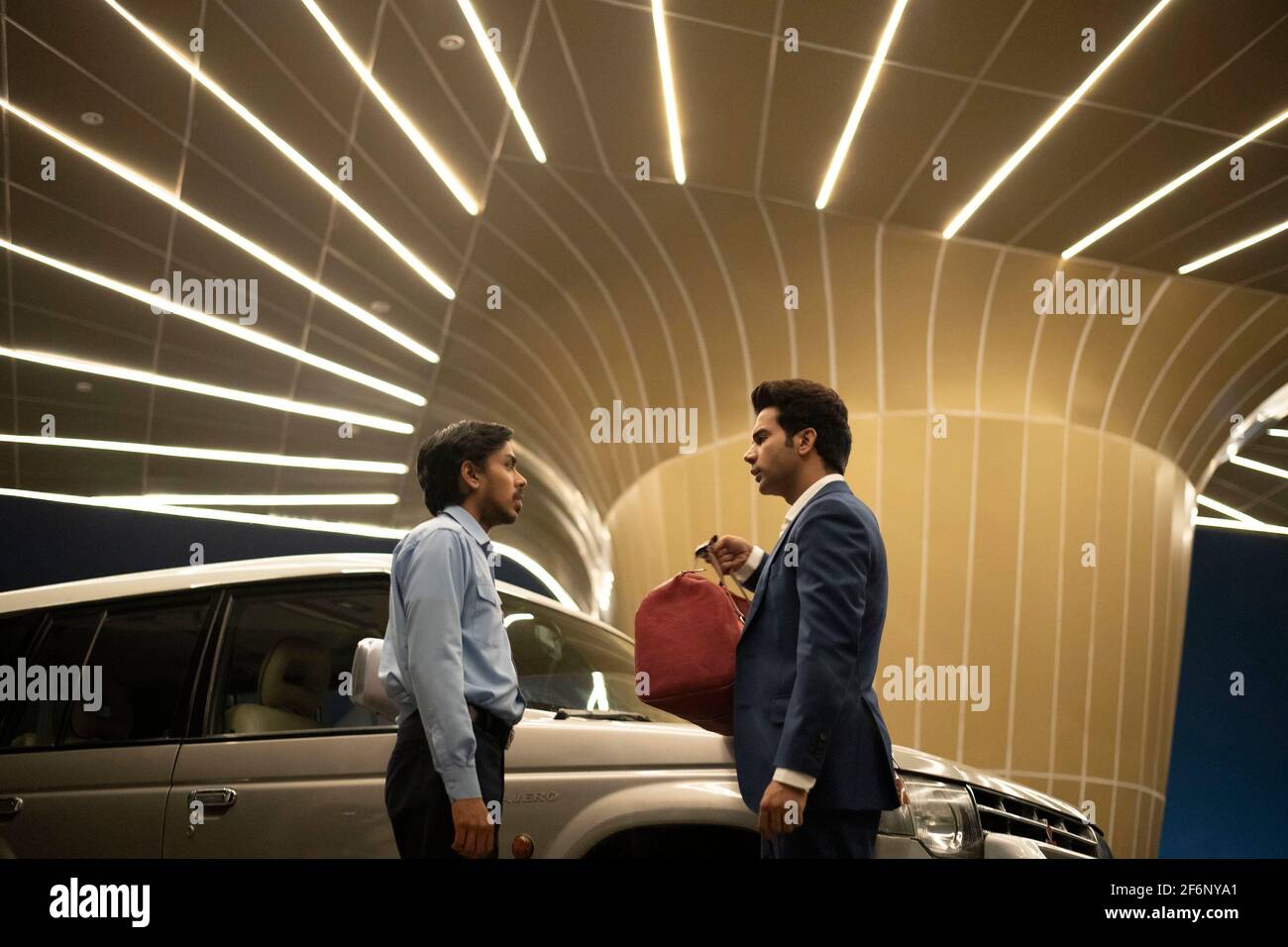 RAJKUMMAR RAO und ADARSH GOURAV in THE WHITE TIGER (2021), Regie: RAMIN BAHRANI. Bild: ARRAY Filmworks / Netflix / Album Stockfoto