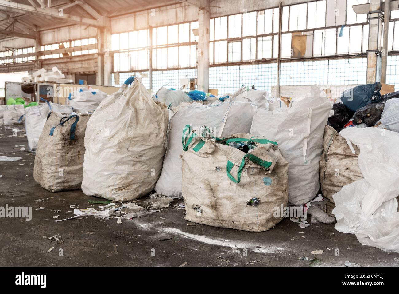 Haufen von vielen schmutzigen Big-Bag-Behältern mit gebrauchten Wasser PET- Flaschen, die für die Wiederverwertung und Wiederverwendung bei  aufgelassenen Recycling gesammelt werden Werkslager Stockfotografie - Alamy