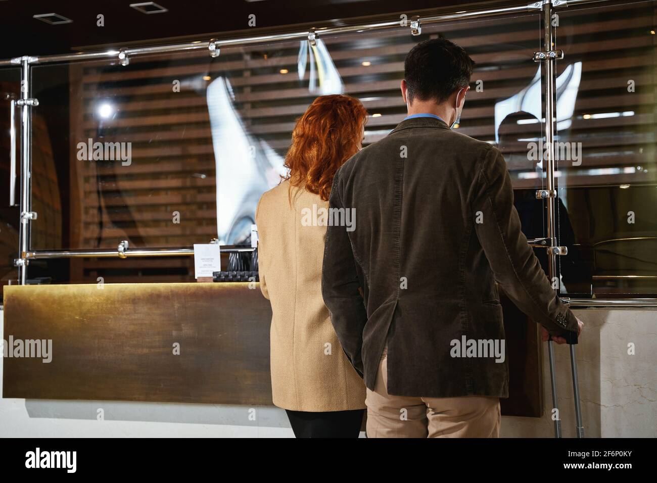Mann und Frau kommen zur Rezeption Stockfoto