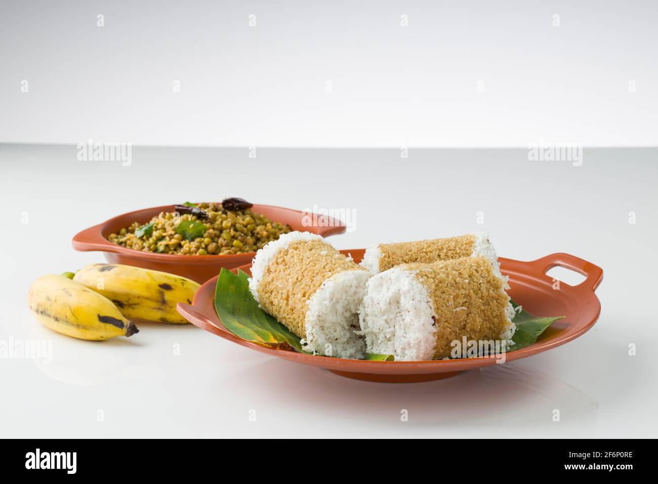 Kerala Breakfast Wheat puttu, gesunde gedünstete Lebensmittel, die das Hauptfrühstück Element der südindischen mit Weizenmehl gemacht ist. Stockfoto Kerala Breakfast Wheat puttu, gesunde gedünstete Lebensmittel, die das Hauptfrühstück Element der südindischen mit Weizenmehl gemacht ist. Stockfoto