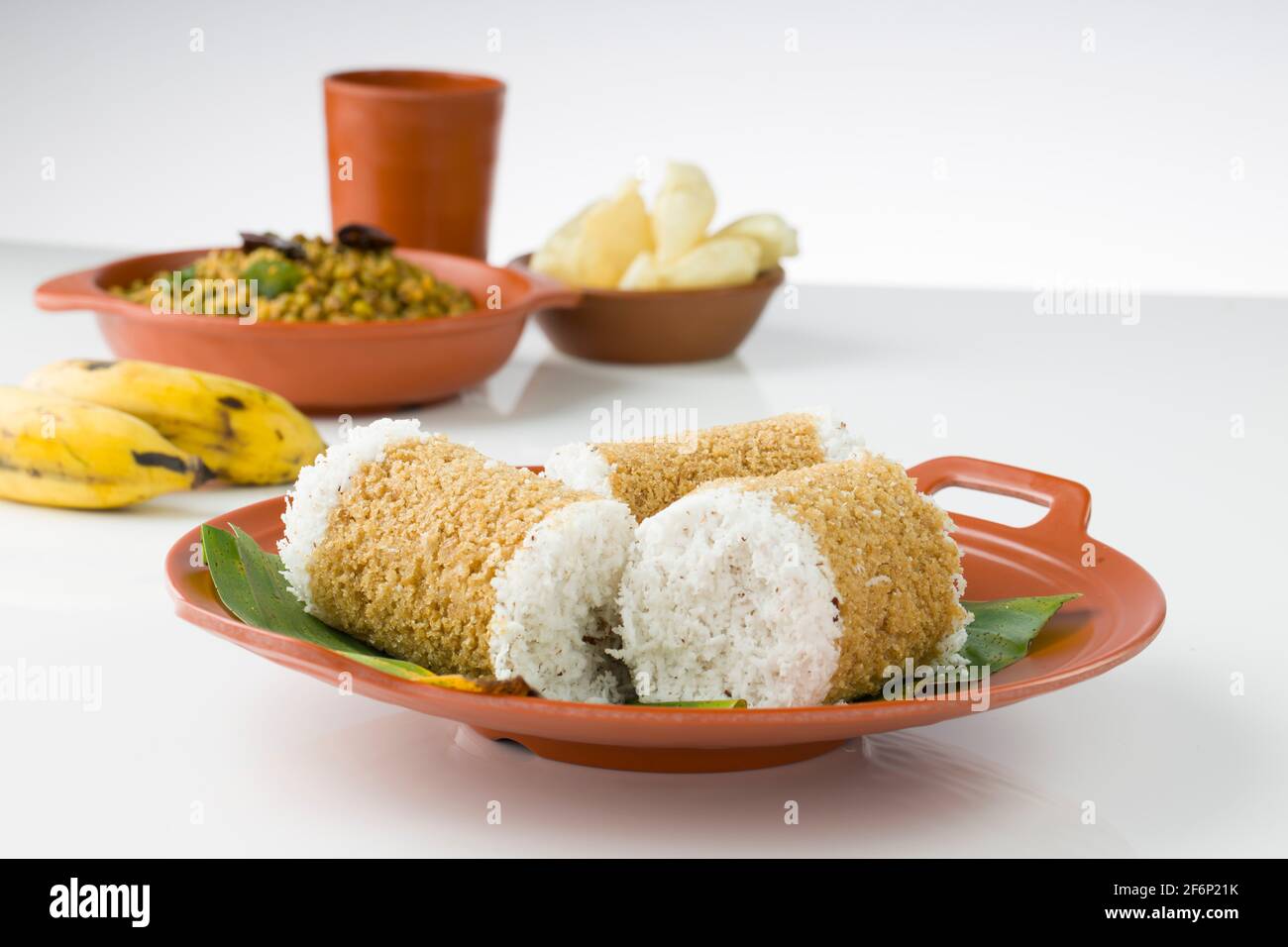 Kerala Breakfast Wheat puttu, gesunde gedünstete Lebensmittel, die das Hauptfrühstück Element der südindischen mit Weizenmehl gemacht ist. Stockfoto Kerala Breakfast Wheat puttu, gesunde gedünstete Lebensmittel, die das Hauptfrühstück Element der südindischen mit Weizenmehl gemacht ist. Stockfoto