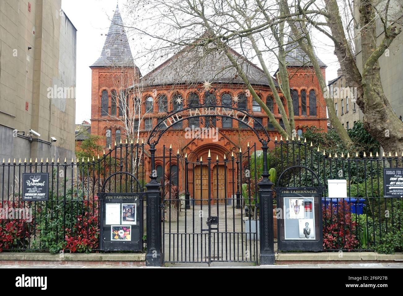 Vorderansicht des Tabernakels auf dem Powis Square, Notting Hill, London. Ursprünglich eine Kirche, heute aber ein Veranstaltungsort für kulturelle Kunst und Unterhaltung. Stockfoto